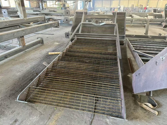 住宅用または商業用デッキ用黒粉末塗装鋼階段 防腐金属階段 ハンドレール付き